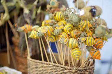 Vilnius 'taki Paskalya pazarında Kaziukas' ta satılan verbolar olarak bilinen geleneksel Litvanya Paskalya palmiyeleri. Litvanya başkentinin geleneksel el sanatları fuarı her Mart ayında Old Town sokaklarında düzenleniyor.