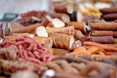 Vilnius, Litvanya 'da bir çiftçi pazarında çeşitli ev yapımı et, kurutulmuş et ve sosis seçildi. Kaziukas, Litvanya 'nın başkentinde geleneksel bahar festivali.