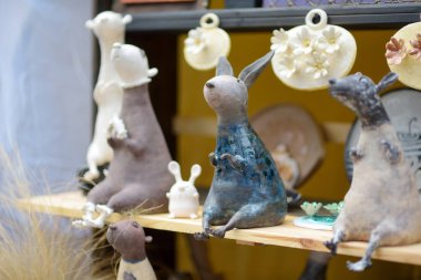 Vilnius 'taki Paskalya pazarında renkli seramik dekorasyonlar satılıyor. Litvanya başkentinin geleneksel el sanatları fuarı her Mart ayında Old Town sokaklarında düzenleniyor.