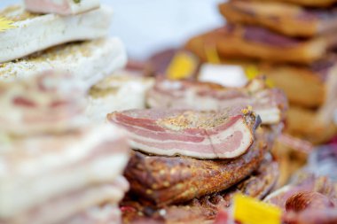 Vilnius, Litvanya 'da bir çiftçi pazarında çeşitli ev yapımı et, kurutulmuş et ve sosis seçildi. Kaziukas, Litvanya 'nın başkentinde geleneksel bahar festivali.