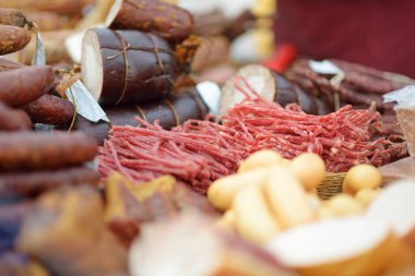 Vilnius, Litvanya 'da bir çiftçi pazarında çeşitli ev yapımı et, kurutulmuş et ve sosis seçildi. Kaziukas, Litvanya 'nın başkentinde geleneksel bahar festivali.