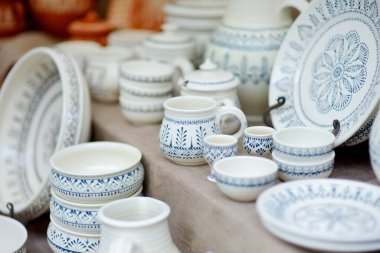 Seramik yemekler, sofra takımı ve sürahiler Vilnius 'taki Paskalya pazarında satılıyor. Litvanya başkentinin geleneksel el sanatları fuarı her Mart ayında Old Town sokaklarında düzenleniyor.