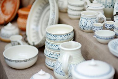 Seramik yemekler, sofra takımı ve sürahiler Vilnius 'taki Paskalya pazarında satılıyor. Litvanya başkentinin geleneksel el sanatları fuarı her Mart ayında Old Town sokaklarında düzenleniyor.