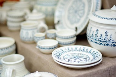 Seramik yemekler, sofra takımı ve sürahiler Vilnius 'taki Paskalya pazarında satılıyor. Litvanya başkentinin geleneksel el sanatları fuarı her Mart ayında Old Town sokaklarında düzenleniyor.