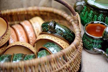 Seramik yemekler, sofra takımı ve sürahiler Vilnius 'taki Paskalya pazarında satılıyor. Litvanya başkentinin geleneksel el sanatları fuarı her Mart ayında Old Town sokaklarında düzenleniyor.