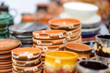 Seramik yemekler, sofra takımı ve sürahiler Vilnius 'taki Paskalya pazarında satılıyor. Litvanya başkentinin geleneksel el sanatları fuarı her Mart ayında Old Town sokaklarında düzenleniyor.