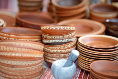 Seramik yemekler, sofra takımı ve sürahiler Vilnius 'taki Paskalya pazarında satılıyor. Litvanya başkentinin geleneksel el sanatları fuarı her Mart ayında Old Town sokaklarında düzenleniyor.