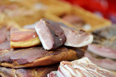 Vilnius, Litvanya 'da bir çiftçi pazarında çeşitli ev yapımı et, kurutulmuş et ve sosis seçildi. Kaziukas, Litvanya 'nın başkentinde geleneksel bahar festivali.