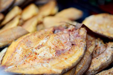 Vilnius, Litvanya 'da bir çiftçi pazarında tütsülenmiş balık seçildi. Kaziukas, Litvanya 'nın başkentinde geleneksel bahar festivali.