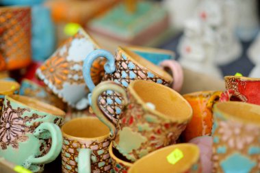 Seramik yemekler, sofra takımı ve sürahiler Vilnius 'taki Paskalya pazarında satılıyor. Litvanya başkentinin geleneksel el sanatları fuarı her Mart ayında Old Town sokaklarında düzenleniyor.