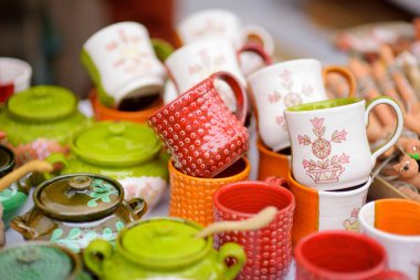 Seramik yemekler, sofra takımı ve sürahiler Vilnius 'taki Paskalya pazarında satılıyor. Litvanya başkentinin geleneksel el sanatları fuarı her Mart ayında Old Town sokaklarında düzenleniyor.