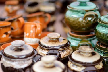 Seramik yemekler, sofra takımı ve sürahiler Vilnius 'taki Paskalya pazarında satılıyor. Litvanya başkentinin geleneksel el sanatları fuarı her Mart ayında Old Town sokaklarında düzenleniyor.