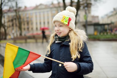 Litvanya 'nın Bağımsızlık Günü' nü kutlayan tatlı genç kız Vilnius, Litvanya 'da üç renkli Litvanya bayrağı taşıyor.
