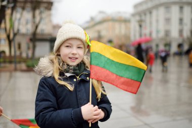 Litvanya 'nın Bağımsızlık Günü' nü kutlayan tatlı genç kız Vilnius, Litvanya 'da üç renkli Litvanya bayrağı taşıyor.