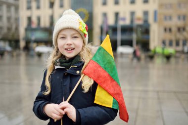 Litvanya 'nın Bağımsızlık Günü' nü kutlayan tatlı genç kız Vilnius, Litvanya 'da üç renkli Litvanya bayrağı taşıyor.