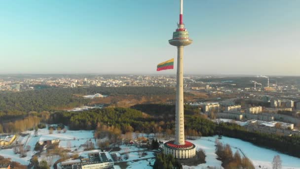 VILNIO, LITUANIA - 16 FEBBRAIO 2019: Veduta aerea del cerchio della bandiera gigante tricolore lituana sulla torre televisiva di Vilnius per la celebrazione della Restaurazione del Giorno di Stato — Video Stock