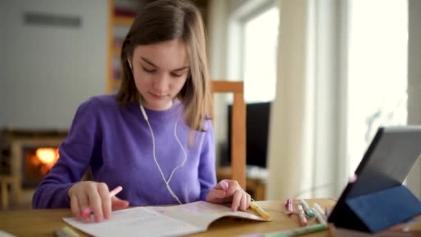 Ятнадцять Школярки Роблять Домашнє Завдання Допомогою Цифрового Планшета Вдома Дитина — стокове відео