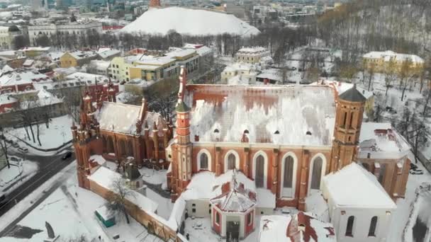 St. Annes Kilisesi ve komşu Bernardine Kilisesi 'nin hava manzarası — Stok video