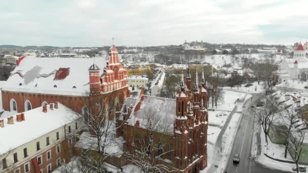 Vista aérea de la Iglesia de San Annes y la vecina Iglesia Bernardina — Vídeos de Stock