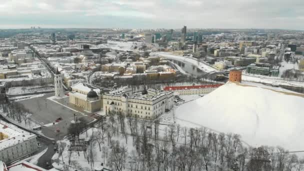 Bella scena della città di Vilnius in inverno. Vista aerea la mattina presto. Paesaggio urbano invernale a Vilnius, Lituania. — Video Stock