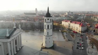 Kışın güzel Vilnius şehri manzarası. Sabahın erken saatlerinde hava manzarası. Litvanya 'nın Vilnius kentindeki kış manzarası.