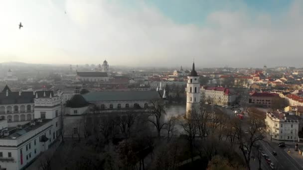 Hermosa escena de la ciudad de Vilna en invierno. Vista aérea temprano en la mañana. Paisajes de invierno en Vilna, Lituania. — Vídeos de Stock