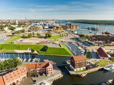 KLAIPEDA, LITHUANIA - 9 Ağustos 2020: Litvanya 'nın Klaipeda kentindeki yat kulübünün rıhtımındaki güzel yatların havadan görünüşü. Klaipeda 'nın eski kalesi. Dane nehrinde yaz manzarası.