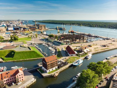 KLAIPEDA, LITHUANIA - 9 Ağustos 2020: Litvanya 'nın Klaipeda kentindeki yat kulübünün rıhtımındaki güzel yatların havadan görünüşü. Klaipeda 'nın eski kalesi. Dane nehrinde yaz manzarası.