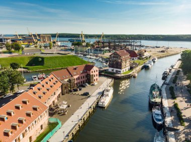 KLAIPEDA, LITHUANIA - 9 Ağustos 2020: Litvanya 'nın Klaipeda kentindeki yat kulübünün rıhtımındaki güzel yatların havadan görünüşü. Klaipeda 'nın eski kalesi. Dane nehrinde yaz manzarası.