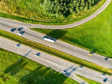 Otoyol kavşağının yukarıdan aşağı görüntüsü. Arabalar geçiyor, otoyol kavşağı, kavşaklar. Kaunas, Litvanya