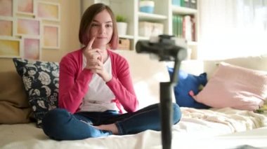 Güzel genç kız akıllı telefonuyla video blogu kaydediyor. Evde video blogu çeken genç bir vlogger. Genç nüfuzlu biri sosyal medya hesabı için içerik yaratıyor. Sosyal medya ve günlük tutma kavramı.