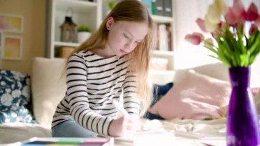 Evde mektup yazan tatlı bir genç kız. Çocuk ödevini odasında yapıyor. Çocuklar için eğitim