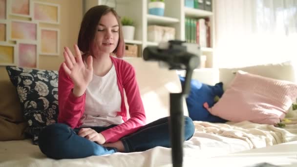 Güzel Genç Kız Akıllı Telefonuyla Video Blogu Kaydediyor Evde Video — Stok video