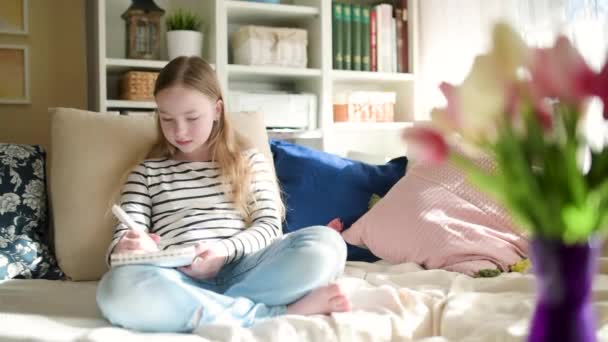 Słodka Młoda Dziewczyna Pisząca List Domu Dziecko Odrabia Lekcje Pokoju — Wideo stockowe