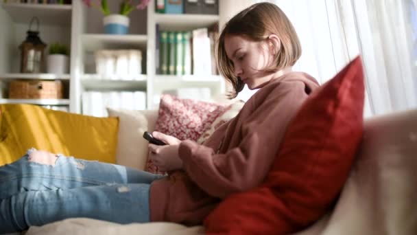 Ładna Nastolatka Używająca Smartfona Siedzącego Kanapie Domu Nastolatka Przeglądająca Internet — Wideo stockowe