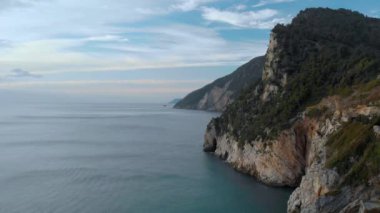 Porto Venere köyündeki güzel manzaralı güzel kıyı şeridi.