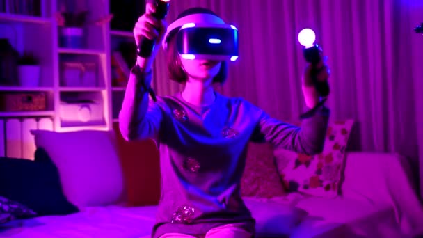 Hübsches Teenager-Mädchen trägt Virtual-Reality-Headset in einem dunklen Raum — Stockvideo