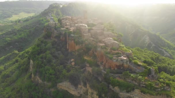 Vista aérea de la famosa ciudad de Civita di Bagnoregio en la noche de verano — Vídeos de Stock