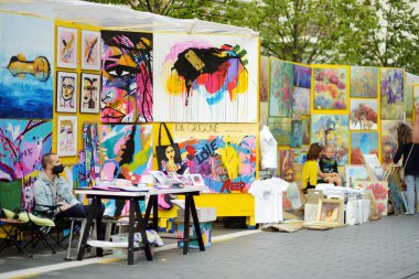 VILNIUS, LITHUANIA - 5 Eylül 2020: Litvanya ulusal topluluklarından ustaların sanatlarını, zanaatlarını, geleneklerini ve geleneklerini sundukları Uluslar Fuarı 'nda resimlerini satan sanatçılar.