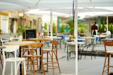 VILNIUS, LITHUANIA - 20 AĞUSTOS: Kuzey Avrupa 'nın en büyük ortaçağ kasabalarından biri olan Eski Vilnius Kasabası' nın Dar sokakları, UNESCO Dünya Mirası