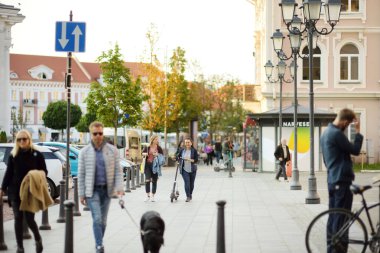 VILNIUS, LITHUANIA - 20 AĞUSTOS 2020: Kasaba halkı ve turistler, Vilnius 'un en eski ve en gösterişli caddesi olan Didzioji Caddesinde geziniyorlar.