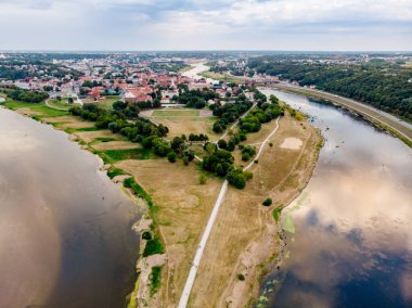 Litvanya 'nın Kaunas kentindeki Nemunas ve Neris nehirlerinin birleşiminin hava manzarası