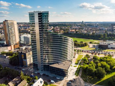 Güneşli yaz gününde Vilnius 'un iş bölgesinin hava manzarası. Vilnius, Litvanya 'da şehir hayatı