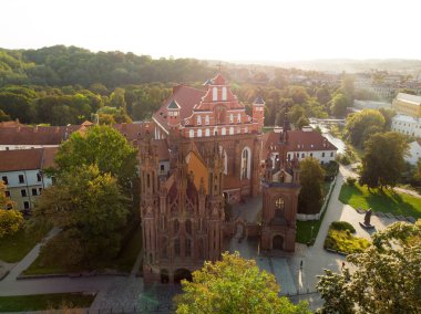 St. Anne Kilisesi ve komşu Bernardine Kilisesi 'nin hava manzarası Vilnius' un en güzel ve muhtemelen en ünlü binalarından biri. Litvanya 'nın başkentinde güzel bir yaz günü.