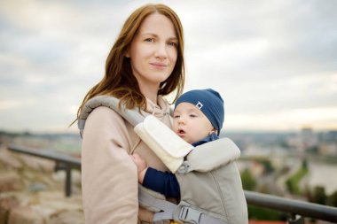 Genç anne, Gediminas tepesinden Vilnius şehrinin manzarasının keyfini çıkarırken bebeğini kucağında tutuyor. Çocuklarla turistik yerleri keşfetmek. Vilnius, Litvanya