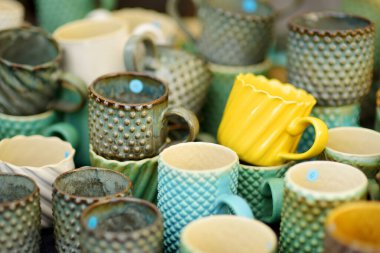 Seramik yemekler, sofra takımı ve sürahiler Vilnius 'taki Paskalya pazarında satılıyor. Litvanya başkentinin geleneksel el sanatları fuarı her Mart ayında Old Town sokaklarında düzenleniyor.