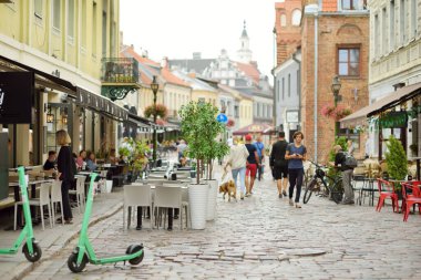 KAUNAS, LITHUANIA - 16 AĞUSTOS 2020: Vilnius caddesinde gezinen kasaba halkı ve turistler (Vilniaus gatve) eski Kaunas kasabasında.