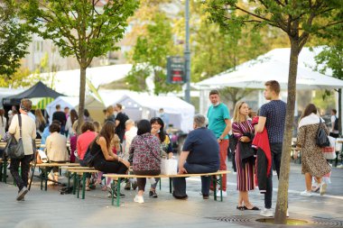 VILNIUS, LITHUANIA - 5 Eylül 2020: Litvanya ulusal topluluklarından ustaların sanatlarını, zanaatlarını, ulusal gelenekleri ve geleneklerini sundukları yıllık Uluslar Fuarı 'na katılan insanlar.