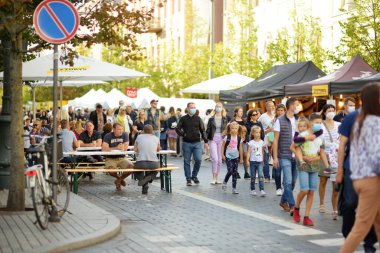 VILNIUS, LITHUANIA - 5 Eylül 2020: Litvanya ulusal topluluklarından ustaların sanatlarını, zanaatlarını, ulusal gelenekleri ve geleneklerini sundukları yıllık Uluslar Fuarı 'na katılan insanlar.