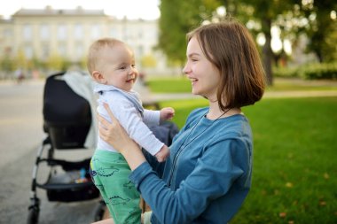 Küçük erkek kardeşine hayran sevimli bir abla. Sevimli genç kız yeni erkek kardeşini kucağında tutuyor. Geniş yaş farkı olan çocuklar. Kardeşler arasında büyük yaş farkı var. Büyük aile..